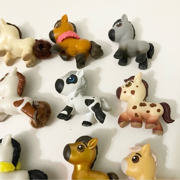 Lot of 22 Spirit Untamed Dreamworks Mini Horses - Picture 5 of 14